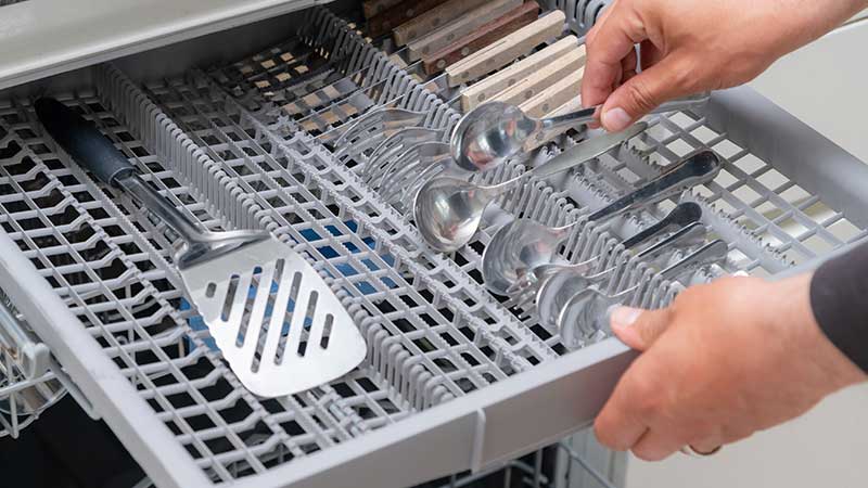 Gaveta de talheres na máquina de lavar